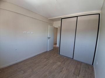 Venta de Departamento 6 ambientes Patio y Balcón, Cochera Zona Abasto Rosario