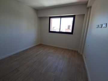 Venta de Departamento 6 ambientes Patio y Balcón, Cochera Zona Abasto Rosario