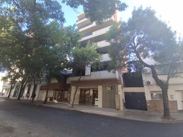 Venta de Departamento 6 ambientes Patio y Balcón, Cochera Zona Abasto Rosario