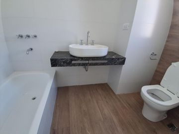 Venta de Departamento 6 ambientes Patio y Balcón, Cochera Zona Abasto Rosario