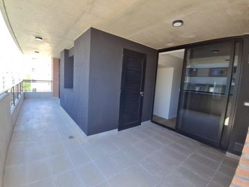 Venta de Departamento 6 ambientes Patio y Balcón, Cochera Zona Abasto Rosario