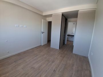 Venta de Departamento 6 ambientes Patio y Balcón, Cochera Zona Abasto Rosario
