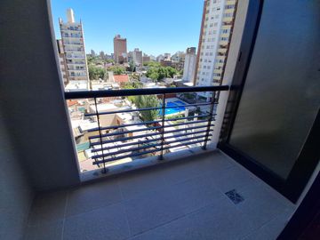 Venta de Departamento 6 ambientes Patio y Balcón, Cochera Zona Abasto Rosario