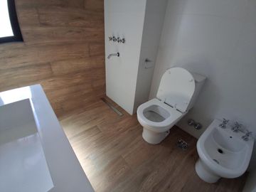 Venta de Departamento 6 ambientes Patio y Balcón, Cochera Zona Abasto Rosario