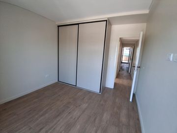 Venta de Departamento 6 ambientes Patio y Balcón, Cochera Zona Abasto Rosario