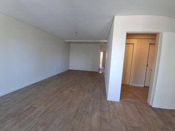 Venta de Departamento 6 ambientes Patio y Balcón, Cochera Zona Abasto Rosario