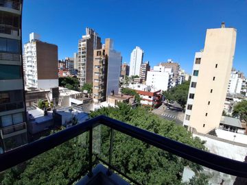 Venta de Departamento 6 ambientes Patio y Balcón, Cochera Zona Abasto Rosario