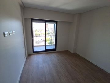 Venta de Departamento 6 ambientes Patio y Balcón, Cochera Zona Abasto Rosario
