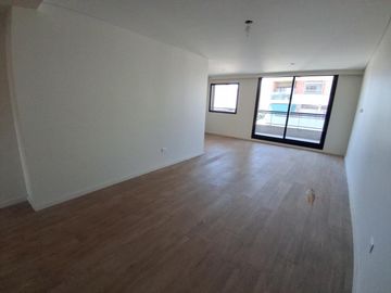 Venta de Departamento 6 ambientes Patio y Balcón, Cochera Zona Abasto Rosario