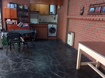 Casa en venta - 4 dormitorios 3 baños - quincho con parrilla -160mts2- Quilmes