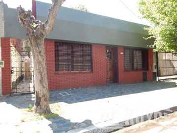 Casa en venta - 4 dormitorios 3 baños - quincho con parrilla -160mts2- Quilmes