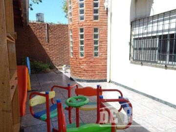 Casa en venta - 4 dormitorios 3 baños - quincho con parrilla -160mts2- Quilmes