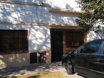 2 departamentos independientes   un espacio que puede ser cochera p/vs autos. R de Escalada