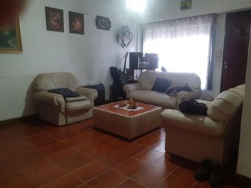 Casa en venta - 2 dormitorios 2 baños - local - patio - 300mts2- Tortuguitas