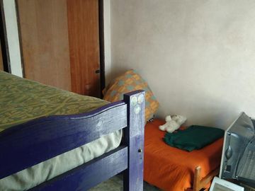Casa al FTE con 2 dorm y casa al C/FTE con 3 dorm en 2 plantas. Ideal 2 familias. R de Escalada