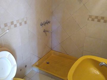 Casa al FTE con 2 dorm y casa al C/FTE con 3 dorm en 2 plantas. Ideal 2 familias. R de Escalada