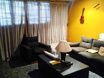 Casa al FTE con 2 dorm y casa al C/FTE con 3 dorm en 2 plantas. Ideal 2 familias. R de Escalada