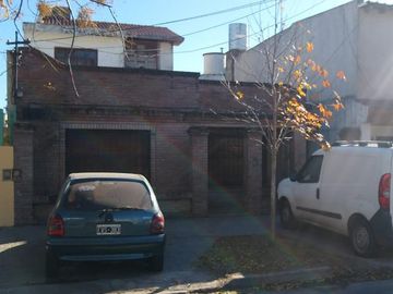 Casa al FTE con 2 dorm y casa al C/FTE con 3 dorm en 2 plantas. Ideal 2 familias. R de Escalada