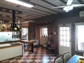 Casa en venta - 3 dormitorios 2 baños - pileta patio - 467mts2 - Ituzaingó