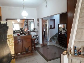 Casa en venta - 3 dormitorios 2 baños - pileta patio - 467mts2 - Ituzaingó