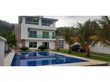 Santa Verónica - Cabaña Amoblada -  de Tres Pisos en Venta. Atlántico