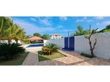 Santa Verónica - Cabaña Amoblada -  de Tres Pisos en Venta. Atlántico
