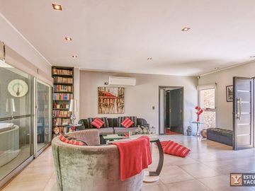 Casa venta - 2 dormitorios 3 baños - Cochera - Pileta - 230mts2 - City Bell, La Plata