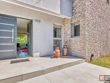 Casa venta - 2 dormitorios 3 baños - Cochera - Pileta - 230mts2 - City Bell, La Plata