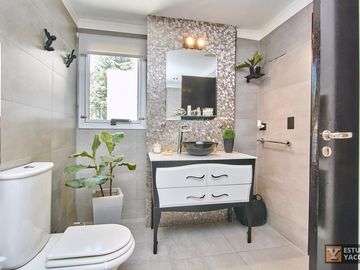Casa venta - 2 dormitorios 3 baños - Cochera - Pileta - 230mts2 - City Bell, La Plata