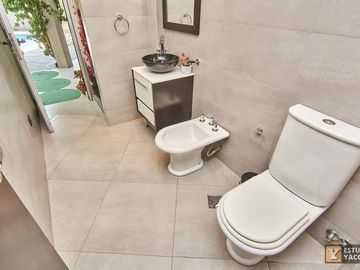 Casa venta - 2 dormitorios 3 baños - Cochera - Pileta - 230mts2 - City Bell, La Plata