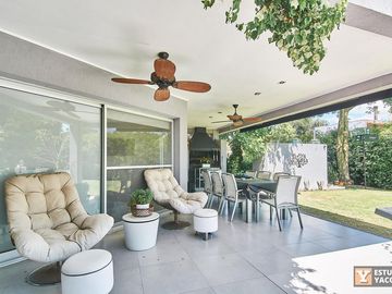 Casa venta - 2 dormitorios 3 baños - Cochera - Pileta - 230mts2 - City Bell, La Plata