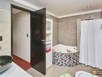 Casa venta - 2 dormitorios 3 baños - Cochera - Pileta - 230mts2 - City Bell, La Plata