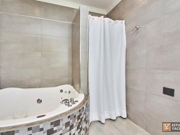 Casa venta - 2 dormitorios 3 baños - Cochera - Pileta - 230mts2 - City Bell, La Plata