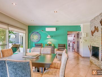 Casa venta - 2 dormitorios 3 baños - Cochera - Pileta - 230mts2 - City Bell, La Plata