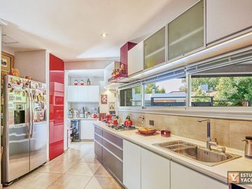 Casa venta - 2 dormitorios 3 baños - Cochera - Pileta - 230mts2 - City Bell, La Plata