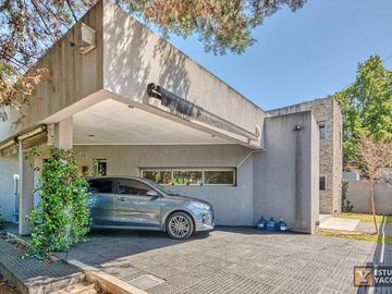 Casa venta - 2 dormitorios 3 baños - Cochera - Pileta - 230mts2 - City Bell, La Plata