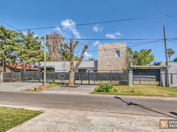 Casa venta - 2 dormitorios 3 baños - Cochera - Pileta - 230mts2 - City Bell, La Plata
