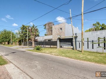 Casa venta - 2 dormitorios 3 baños - Cochera - Pileta - 230mts2 - City Bell, La Plata