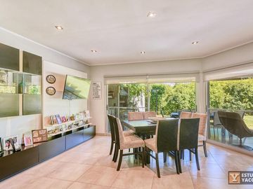 Casa venta - 2 dormitorios 3 baños - Cochera - Pileta - 230mts2 - City Bell, La Plata