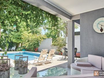 Casa venta - 2 dormitorios 3 baños - Cochera - Pileta - 230mts2 - City Bell, La Plata