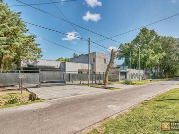 Casa venta - 2 dormitorios 3 baños - Cochera - Pileta - 230mts2 - City Bell, La Plata