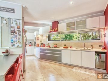 Casa venta - 2 dormitorios 3 baños - Cochera - Pileta - 230mts2 - City Bell, La Plata