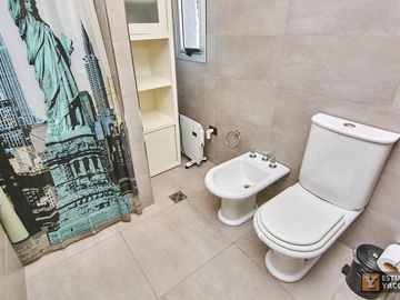 Casa venta - 2 dormitorios 3 baños - Cochera - Pileta - 230mts2 - City Bell, La Plata