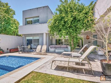 Casa venta - 2 dormitorios 3 baños - Cochera - Pileta - 230mts2 - City Bell, La Plata