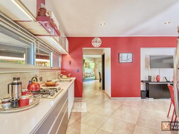 Casa venta - 2 dormitorios 3 baños - Cochera - Pileta - 230mts2 - City Bell, La Plata