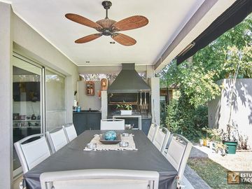 Casa venta - 2 dormitorios 3 baños - Cochera - Pileta - 230mts2 - City Bell, La Plata