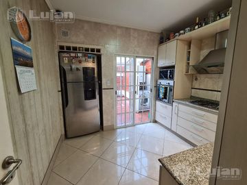 Tandil al 4800 triplex 4 ambs, patio, parrilla y cochera