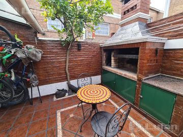 Tandil al 4800 triplex 4 ambs, patio, parrilla y cochera