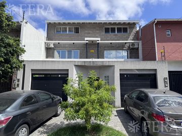 Venta duplex de 3 ambientes con espacio guardacoches y patio en Wilde