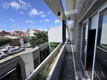 Venta duplex de 3 ambientes con espacio guardacoches y patio en Wilde